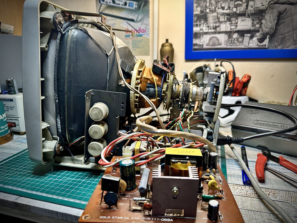 Monitor Atari SC1224 aperto con tutte le connessioni in vista e chassis smontato